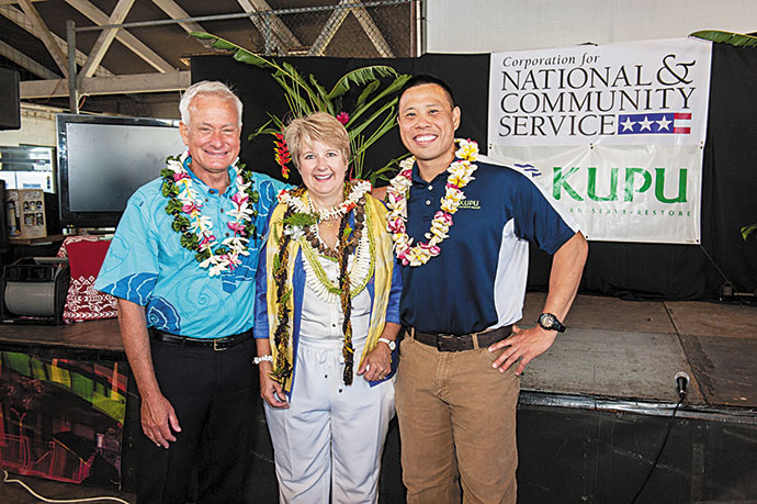 Mayor Kirk Caldwell (left) and Kupu executive director John Leong (right) with Wendy Spencer, CEO of the Corporation for National and Community Service, who recently dropped by for a visit with Kupu