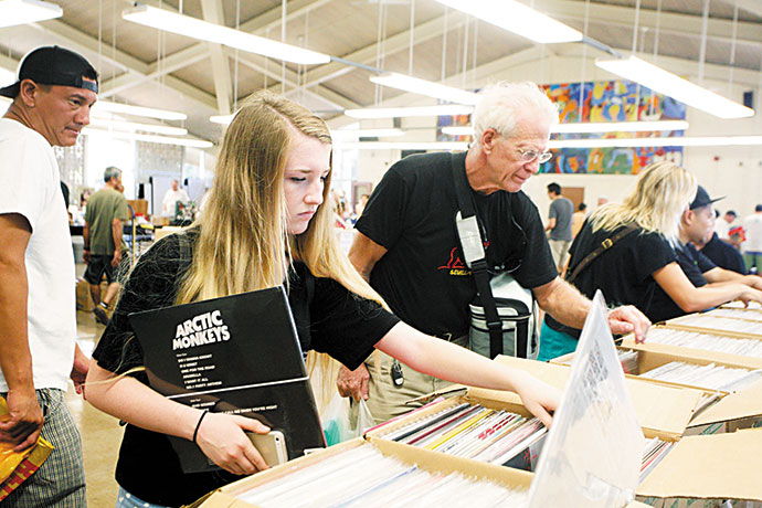 Crowds perused thousands of records at last year's Hawaii Record Fair DENNIE CHONG PHOTO
