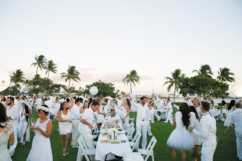 All Diner en Blanc events start things off with a napkin waving 